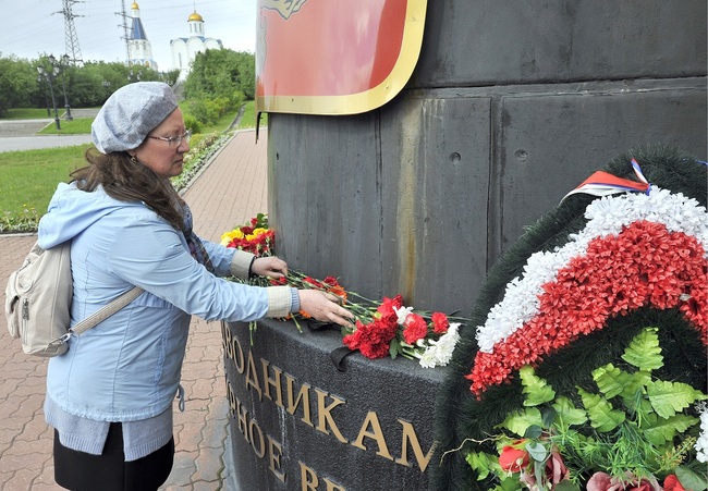 People bring flowers to a Navy memorial at the Church of the Saviour on Waters to commemorate 14 Russian Navy officers who died in a fire on a research deep-sea submersible in Russia's northern territorial waters on 1 July 2019. [Photo: IC]