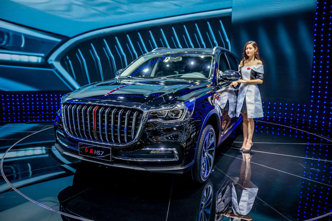 A model poses beside a Hongqi (Red Flag) HS7 car during the 16th China (Guangzhou) International Automobile Exhibition, also known as Auto Guangzhou 2018, in Guangzhou, Guangdong Province on November 16, 2018. [File photo: IC]