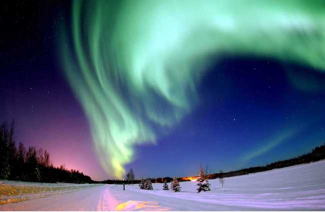 In this file photo, the Aurora Borealis, or Northern Lights, shines above Bear Lake, Alaska, the United States. [Photo: VCG]