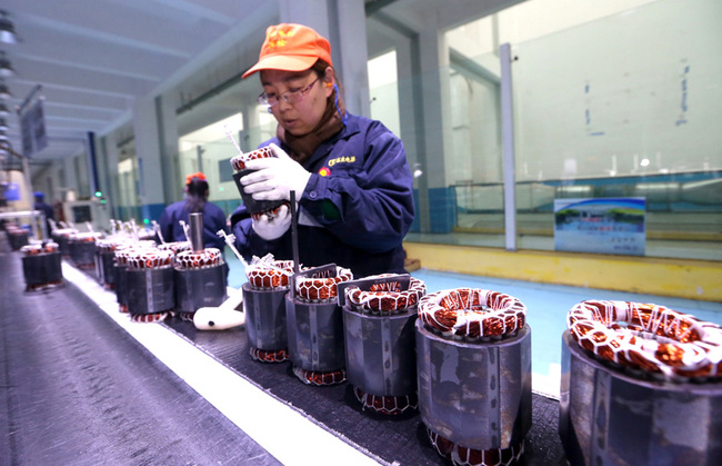 A Chinese worker manufactures electric devices at a factory in Meishan City, southwest China's Sichuan Province. [File Photo: IC]