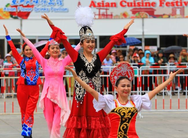 A song and dance troupe from Xinjiang participates in the Asian civilization parade in Beijing, May 22, 2019. [File photo: IC]