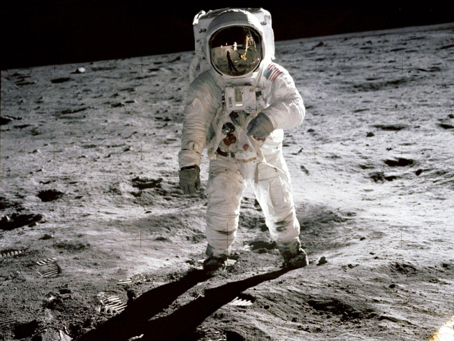 A handout made available by the National Aeronautics and Space Administration (NASA) shows astronaut Edwin 'Buzz' Aldrin walking on the moon in an iconic image taken by 'Apollo 11' commander and First Man on the Moon, Neil Armstrong, on July 20, 1969. [File photo: IC]