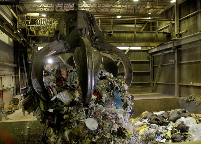 Garbage is dropped from a grappler into a hopper, where it will be fed into a combustion chamber and incinerated at the Vancouver Waste-To-Energy garbage facility where garbage shipped from the Philippines will be processed, in Burnaby, British Columbia, Canada, June 17, 2019. [Photo: VCG]