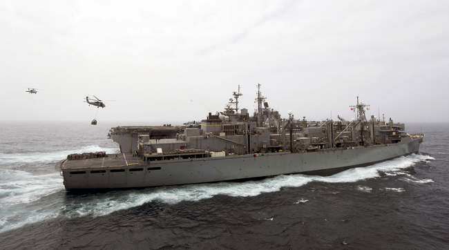 This U.S. Navy photo obtained July 18, 2019 shows the amphibious assault ship USS Boxer (LHD 4), background, as it receives a vertical replenishment-at-sea from the fast combat support ship USNS Arctic (T-AOE 8) on July 14, 2019 in the Gulf. [File photo: VCG]