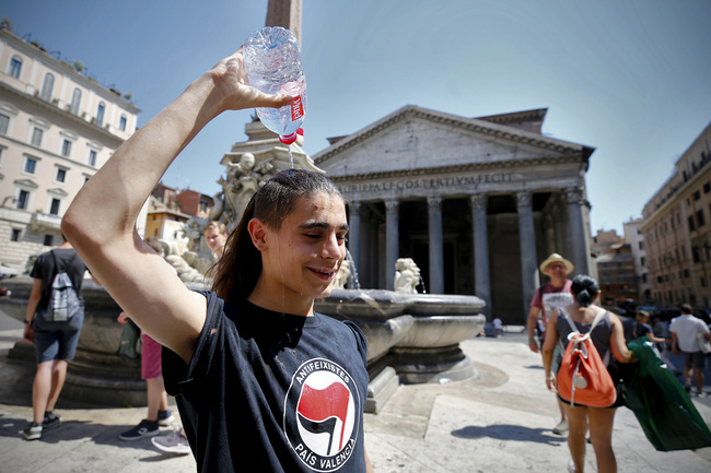 People cool off at a fountain at the Pantheon, in Rome, Italy, on June 27, 2019. [File Photo: IC]