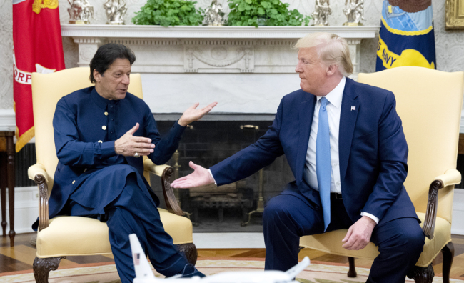 U.S. President Donald Trump (R) and Prime Minister of Pakistan Imran Khan meet in the Oval Office of the White House in Washington, DC, July 22, 2019. [Photo: IC]