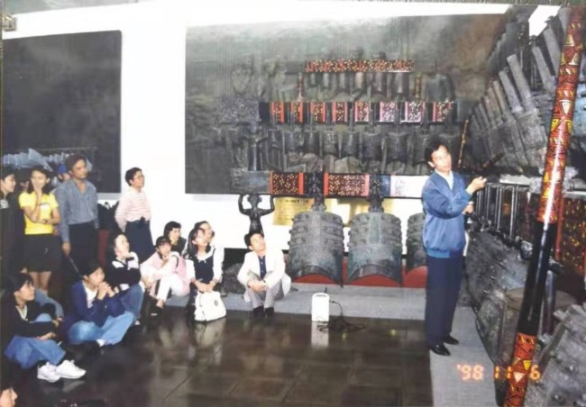 Feng Guangsheng gave lecture in the “Seed Workshop” in Taipei to local instrumentalists in 1998. [Photo courtesy of Feng Guangsheng]