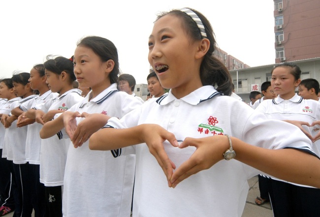 Students perform for teachers in sign language in Xingtai City, Hebei Province, September 9, 2008. [File Photo: VCG]