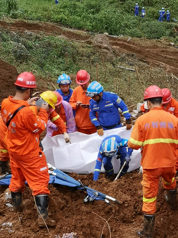 Chinese rescuers evacuate a victim after a landslide hit Shuicheng County, Liupanshui City, southwest China's Guizhou Province, July 24, 2019. [Photo: IC]