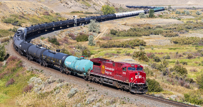 A Canadian Pacific Railway locomotive pulling a freight train travels along tracks in Alberta, Canada, September 6, 2018. [File Photo: IC]