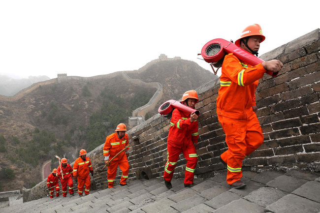 Fire fighters patrol the Great Wall in Luanping County, Hebei Province. [File photo: VCG]