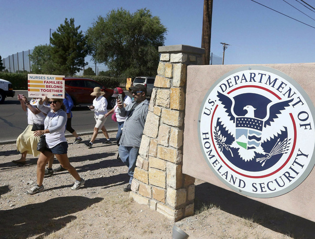 In this June 2018 file photo, protesters walk along Montana Avenue outside the El Paso Processing Center in El Paso, Texas. A few Indian nationals seeking asylum in the U.S. have been forced to receive IV drips at a U.S. Immigration and Customs Enforcement facility in Texas as they approach their third week of a hunger strike, according to their attorney. [Photo: AP/The El Paso Times/Rudy Gutierrez]