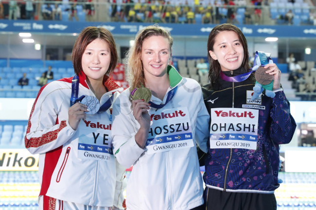 Silver medalist Ye Shiwen of China (L), Gold medalist Katinka Hosszu of Hungary (C) and Bronze medalist Yui Ohashi of Japan (R) pose for photographs during the award ceremony for the women's 400m Individual Medley final at the FINA Swimming World Championships in Gwangju, South Korea, 28 July 2019. [Photo: IC]