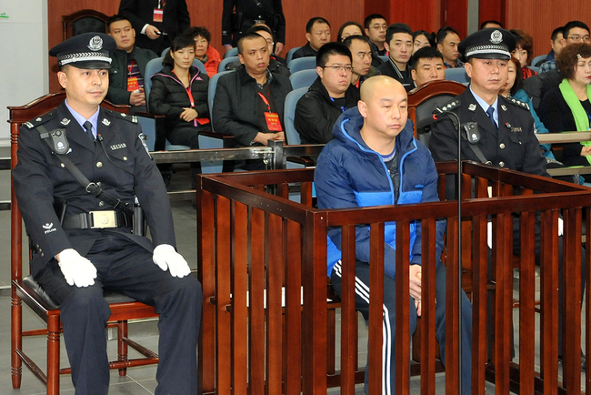 Zhao Zhihong (front center) appears in court for trial in Hohhot, Inner Mongolia Autonomous Region, January 5, 2015. [File Photo; VCG]