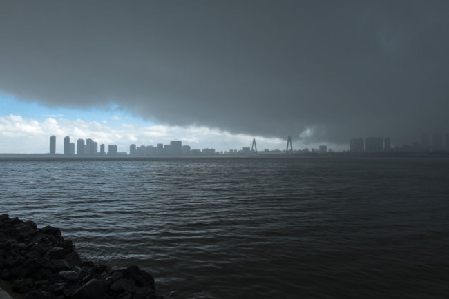 Dark clouds over Haikou City, Hainan Province on Wednesday, July 31, 2019 as Typhoon Wipha approaches. [Photo: IC]