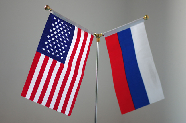 National flags of Russia and the United States. [File Photo: IC]