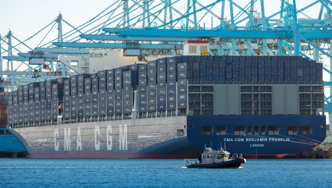 The CMA CGM SA operated Benjamin Franklin sits docked at the Port of Los Angeles, in California, U.S., on Dec. 26, 2015. [File Photo: VCG]