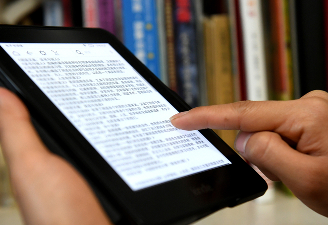 A man reads a Kindle e-book in Beijing, November 23, 2018. [File Photo: VCG]