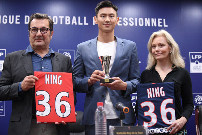 Ning Zetao (Center) is given two No.36 shirts from Ligue 1 clubs as he is appointed the Chinese ambassador of Ligue 1 in Shenzhen on Aug 2, 2019. [Photo: IC]