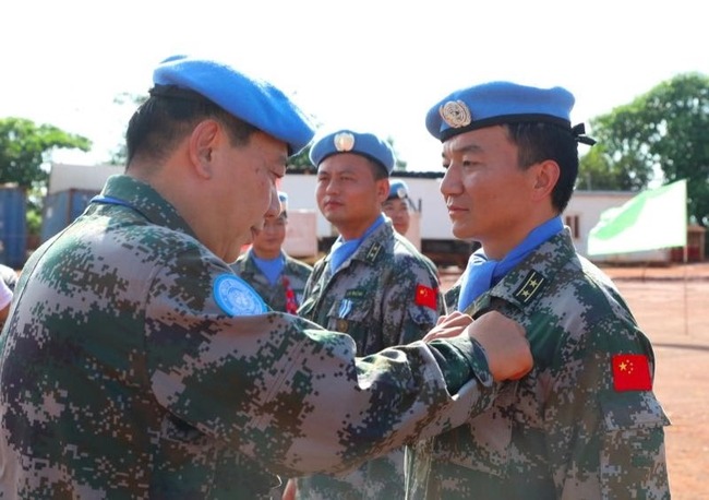 Members of the 9th Chinese peacekeeping medical and engineer detachments to South Sudan receive the United Nations Medal of Peace in Wau, South Sudan, on Tuesday, August 6, 2019. [Photo: Provided to China Plus]