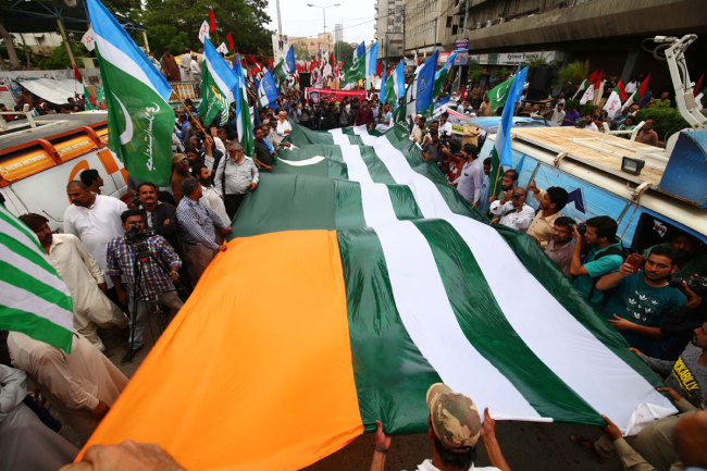 Pakistani people rally to mark Kashmir Solidarity against Indian forces in Karachi, Pakistan on August 5, 2019. [Photo: IC]