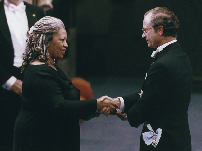 Writer Toni Morrison received the Nobel Prize in literature from King Carl XVI Gustaf of Sweden, right, in the Concert Hall in Stockholm, Sweden on Dec. 10, 1993. [Photo: IC]