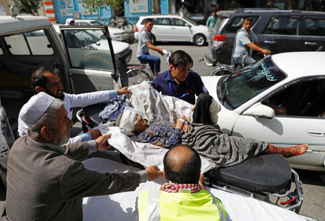 Men carry an injured woman to a hospital after a blast in Kabul, Afghanistan August 7, 2019. [Photo: Reuters via VCG/Mohammad Ismail]