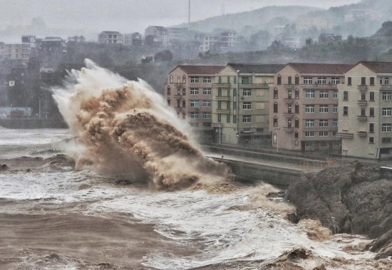 In this photo taken on August 9, 2019, Lekima, the ninth typhoon of the year sends the sea waves up to five-story high in Taizhou, east China’s Zhejiang Province. [Photo: VCG]