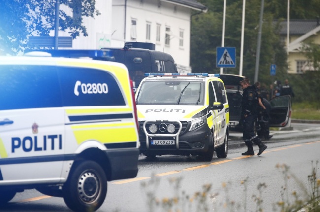 Police attend the scene after a shooting inside the al-Noor Islamic center mosque in Baerum outside Oslo, Norway, Aug. 10, 2019. Norwegian police say one person has been shot and lightly injured during a shooting incident at a mosque in a western suburb of the capital. [Photo: IC]