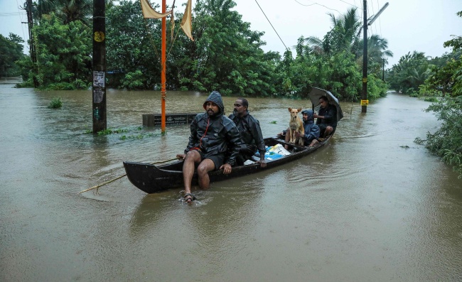 Residents are being evacuated from their home to a safer place following floods warnings, on a wooden boat in Kochi in the Indian state of Kerala on August 10, 2019. [Photo: AFP via VCG/STR]