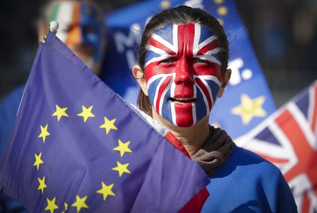  A protester with face painted with the colors of British flag during a protest staged by about 20 anti-Brexit demonstrators calling for a second referendum on Brexit in front of EU Commission Building ahead of EU Summit in Brussels, Belgium, 21 March 2019. [File photo: IC]