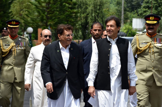 Pakistani Prime Minister Imran Khan (2-L) arrives at the legislative assembly in Muzaffarabad, the capital of Pakistan-controlled Kashmir on August 14, 2019. [Photo: EPA via IC/Amiruddin Mughal]