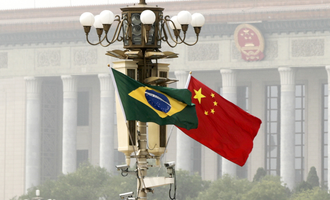 Chinese and Brazilian national flags flutter in front of the Great Hall of the People for the visiting Brazil's President Michel Temer in Beijing, Sept. 1, 2017. [File Photo: IC]