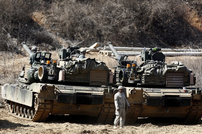 US Army soldiers and M1A2 tanks participate in the South Korea and US military forces 'Foal Eagle' annual joint military exercises at drill field near the demilitarized zone (DMZ) on Paju in Gyeunggi Province, South Korea, March 26, 2016. [File Photo: EPA via IC/JEON HEON-KYUN]