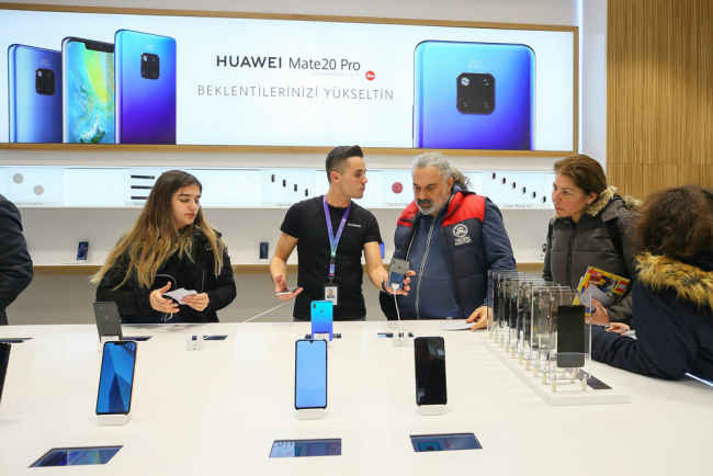 People look at mobile phones in Turkey's first Huawei 'experience store' at Mavibahce Shopping Mall in Izmir, Turkey, February 9, 2019. [File Photo: Emin Menguarslan/Anadolu Agency/Getty Images via VCG]
