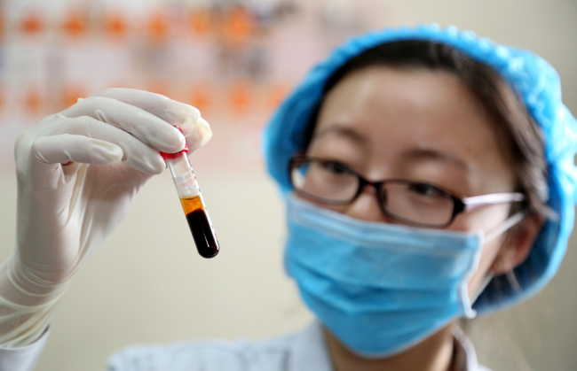 A doctor checks blood specimen information at Sanmenxia Central Hospital, in Sanmenxia City, Henan Province, on August 19, 2019. [Photo: IC]