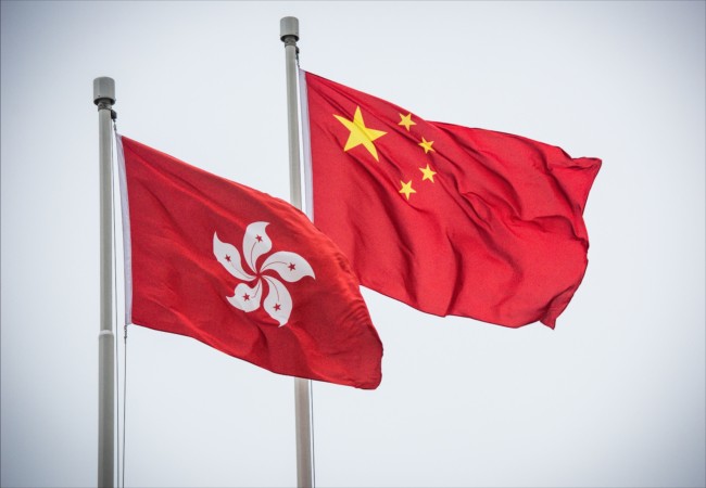 Flags of the People's Republic of China and Hong Kong Special Administrative Region flutter in Hong Kong. [File Photo: IC]