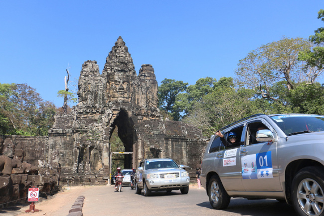Vehicles pass through the Angkor Wat scenic spot in Cambodia during the 2018 China-ASEAN International Touring Assembly on Dec 19, 2018. [Photo: VCG]