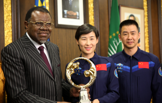 Namibia's President Hage Geingob poses group photo with two Chinese astronauts on August 22, 2019. [Photo: China Plus/Li Xiuli]
