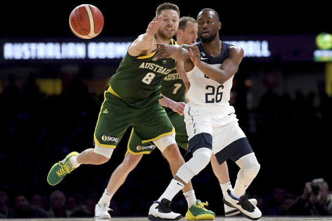 United States' Kemba Walker, right, and Australia's Matthew Dellavedova, left, battle for the ball during their exhibition basketball game in Melbourne, Thursday, Aug. 22, 2019. [Photo: IC]