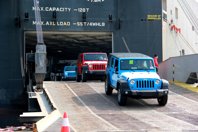 American-made Jeep Wranglers worth nearly 30 million U.S. dollars entering China via a port in Guangzhou in Guangdong Province on December 5, 2017. [Photo: VCG]