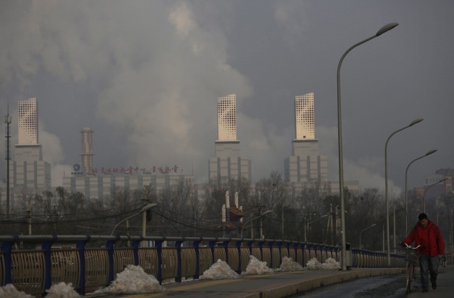 Smoke is seen emitting from a funnel from a thermal power plant on a hazy day on the outskirts of Beijing, China. [File Photo: IC]