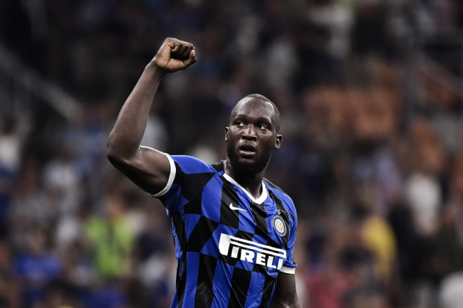 Romelu Lukaku celebrates after scoring a goal during the Serie A game between Inter Milan and Lecce in Turin on August 26, 2019. [Photo: IC]