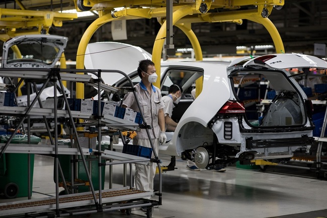 Employees work on the assembly line at the FAW-Volkswagen Automobile Co. plant in Foshan, Guangdong Province, China, November 27, 2018. [File Photo: IC]