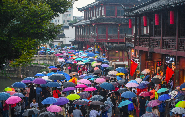 People visit Fuzimiao, or the Confucius Temple, in Nanjing, capital of east China's Jiangsu Province, on October 2, 2017. [File Photo: VCG]