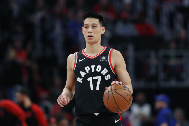 Toronto Raptors guard Jeremy Lin brings the ball up court during the first half of an NBA basketball game, Sunday, March 17, 2019, in Detroit. [Photo: IC]