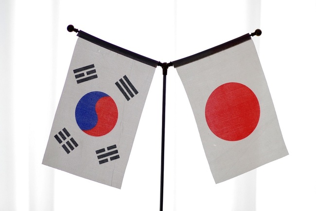 National flags of Japan and South Korea. [File Photo: IC]