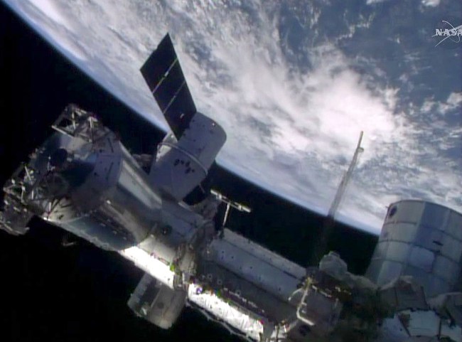 This April 20, 2014 image from NASA TV shows the SpaceX Dragon cargo craft berthed to the Earth-facing port of the International Space Station's Harmony node. [File photo: VCG] 