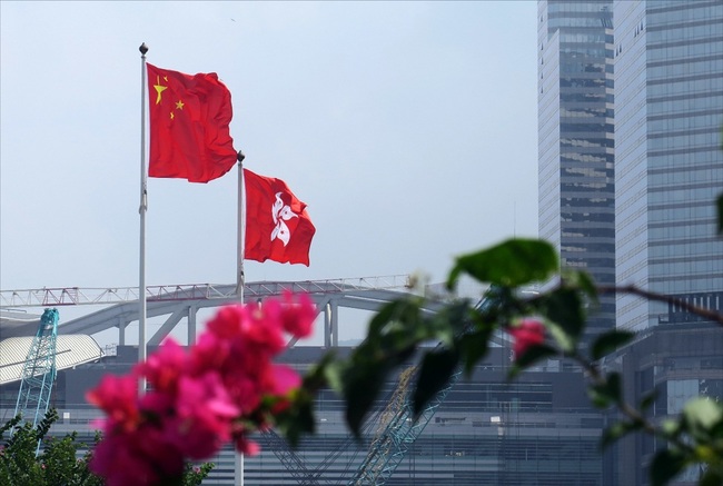 National flag of the People's Republic of China and regional flag of the Hong Kong Special Administrative Region flutter in front of the Legislative Council Complex in Hong Kong, China. [File Photo: IC]