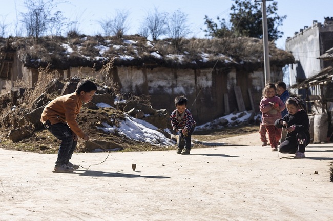 Kids having fun in a rural area in China. [File Photo: IC]